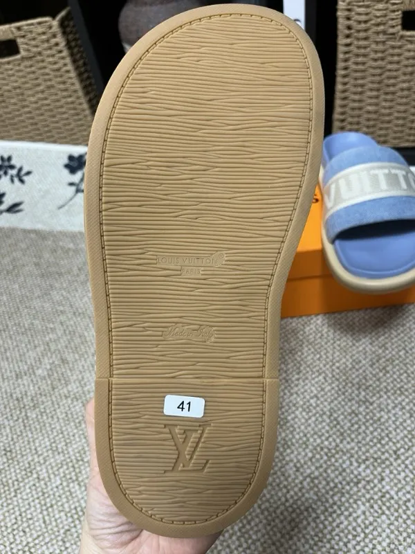 P320💰[New model] Long-term availability, 2025 new model, couple model [LOUlS VUlTTON] comes with drawer box, bag, card, invoice "Louis Vuitton ~ unique modern sandals. 》LV counter purchasing 🏃Men's and women's casual slippers, sold at the same time at the counter, the original old flower material upper is soft and comfortable, (refuses to discolor and rub the feet) sole: original factory special combination original sole, code number: 35--46 4 multiple colors 🉑️ to choose from